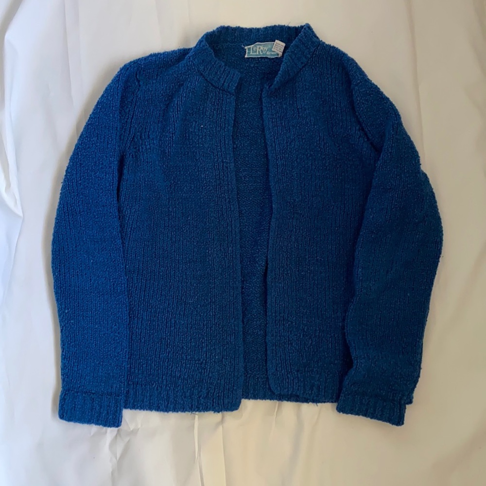 Blue cardigan with no button or zippers